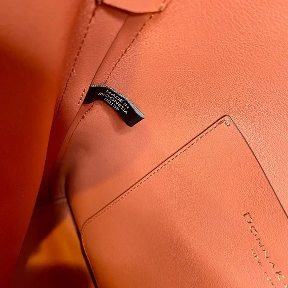 Donna Karan Adan Bucket Bag 100% Leather Pockets & Interior w/ Adjustable Strap - Picture 10 of 13